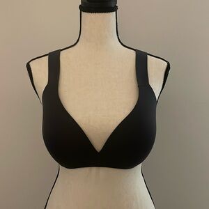 VICTORIA’S SECRET NO WIRE BRA NWOT